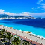 Studette A Coté De La Et La Promenade Niza