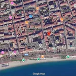Studette A Coté De La Et La Promenade Niza