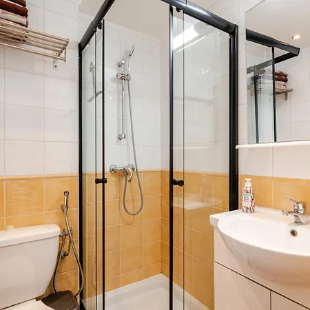 Studette A Cote De La Et La Promenade *