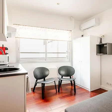 Studette A Cote De La Et La Promenade *