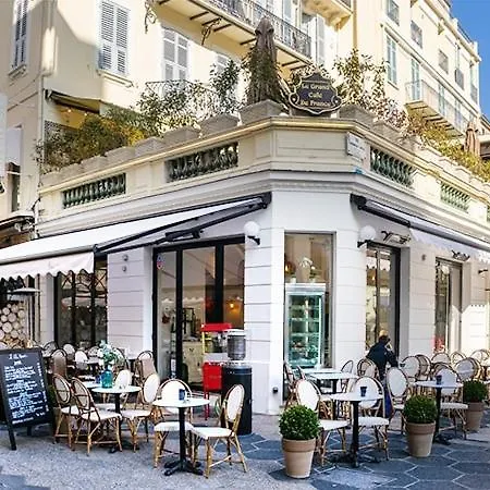 Studette A Cote De La Et La Promenade Nizza