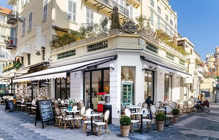 Studette A Cote De La Et La Promenade Nice