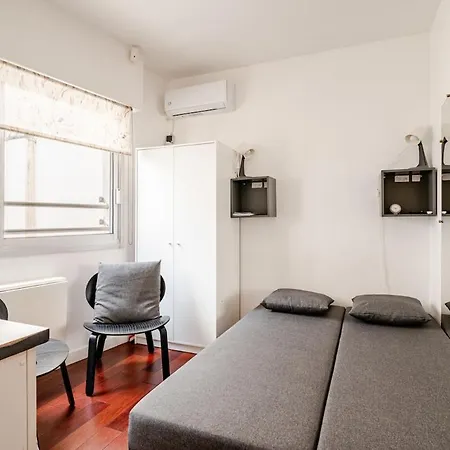 Studette A Cote De La Et La Promenade