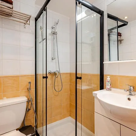 Studette A Cote De La Et La Promenade *