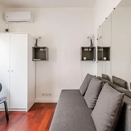 Studette A Cote De La Et La Promenade