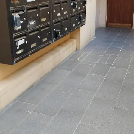 Studette A Cote De La Et La Promenade *